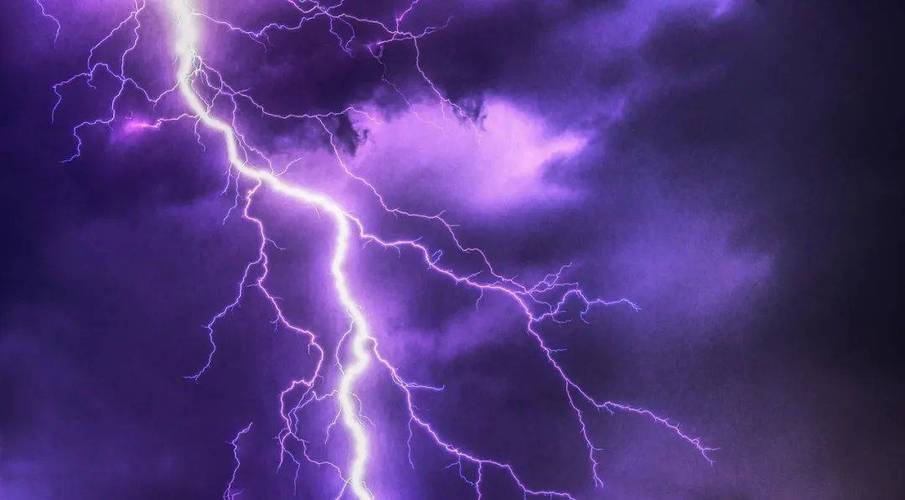 雷电形成的原因