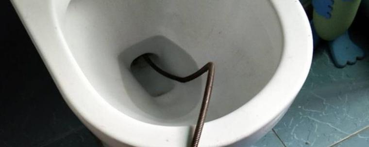马桶被塑料圆球堵了